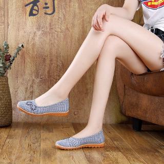 🔥 Ready Stock 🔥 "Change of Season Clearance" cow ribs old Beijing cloth shoes women's red and blue black plaid flat flat driving work mother shoes (1)